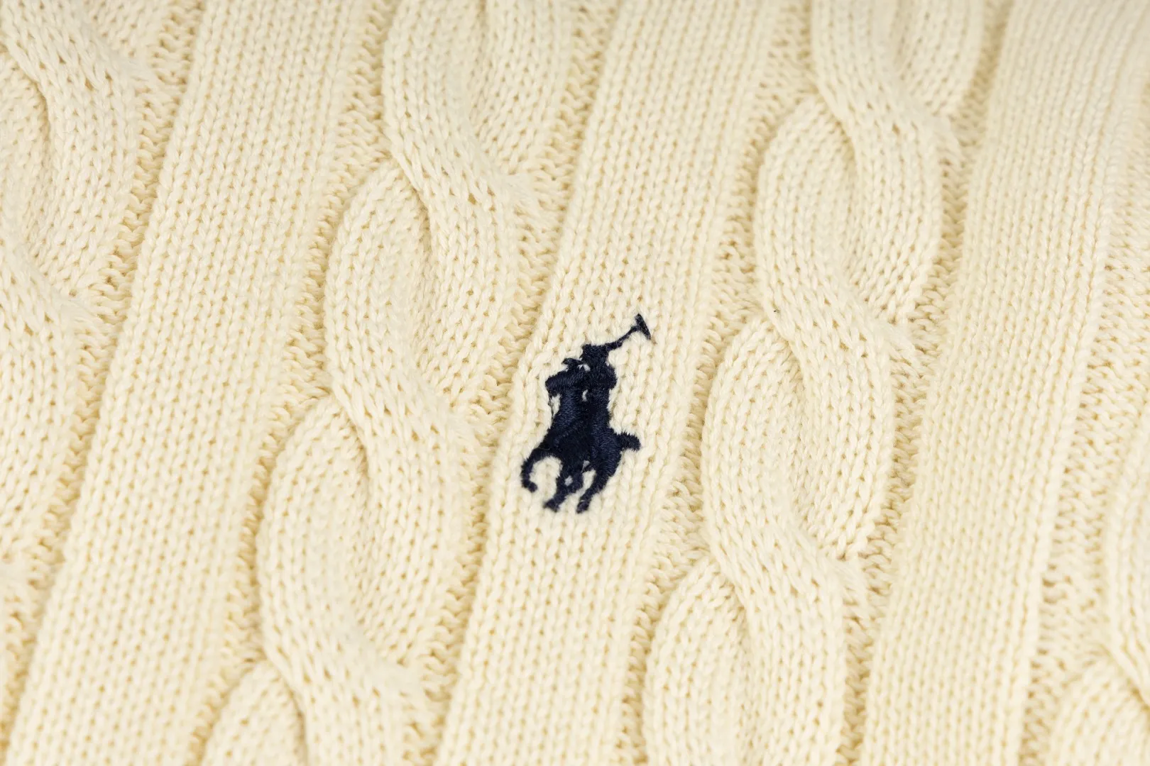 P236 #R92 RALPH LAUREN Ralph Lauren fifteen colors classic small label embroidery logo turtleneck pullover half-zip knitted cable sweater with high-density LOGO embroidery on the chest and original customized tag accessories. Made of pure cotton yarn, pure cotton is skin-friendly and comfortable, small label war horse embroidered twist turtleneck sweater 🐎 high quality, follow the blogger to learn how to wear it! Let’s buy a Ralph Lauren cable sweater. It’s a super hard-to-find series after it became popular. It’s hard to find one on the official website. It’s simple and practical to wear, with a lazy and loose feel. The thickened fabric has more texture, feels soft and delicate, and has a loose fit. Whether worn alone or layered, you can wear different styles of fashion with just one piece!   Size：XS S M L